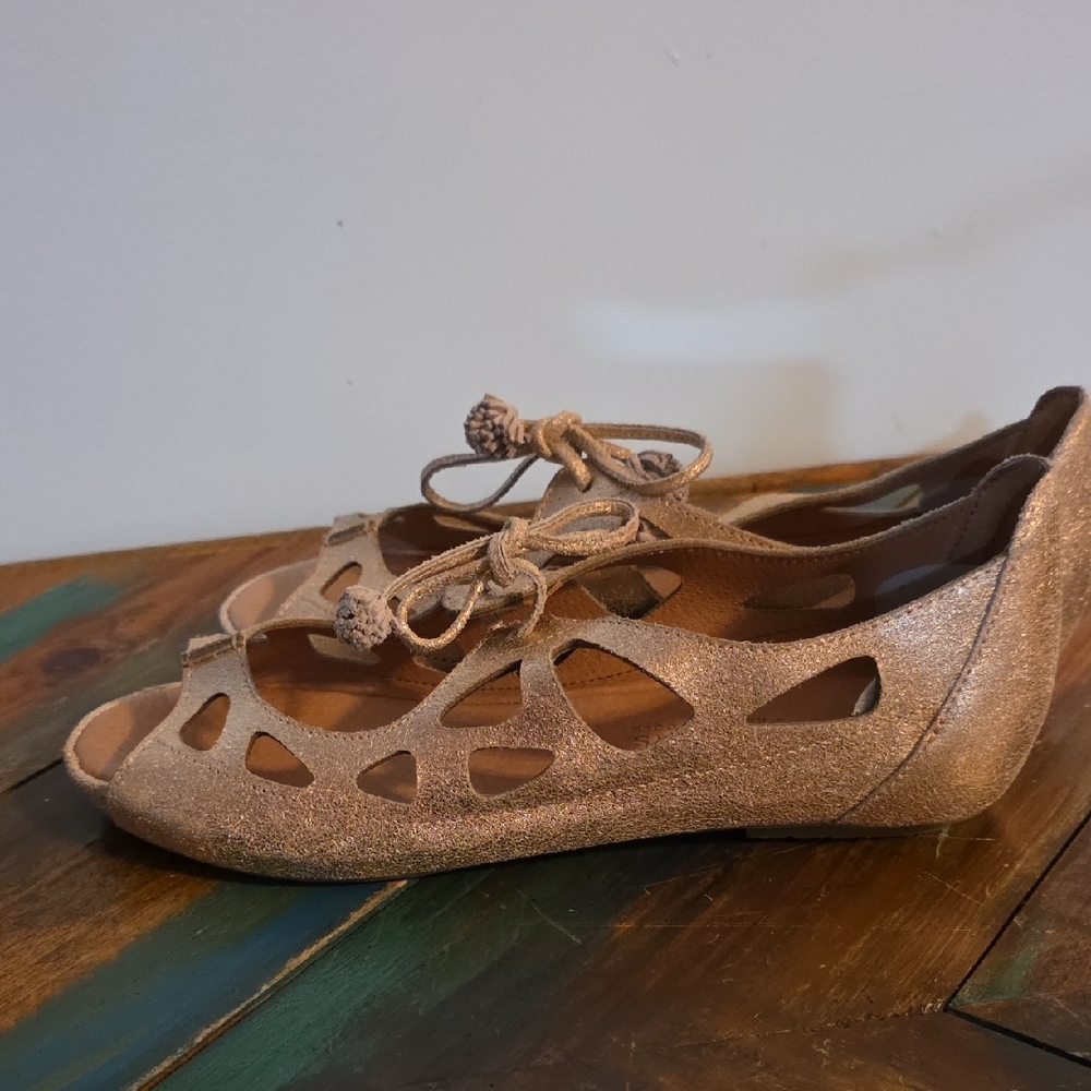 Gentle Souls Women's Rose Gold Brynn Leather Sandal - Picture 2 of 7